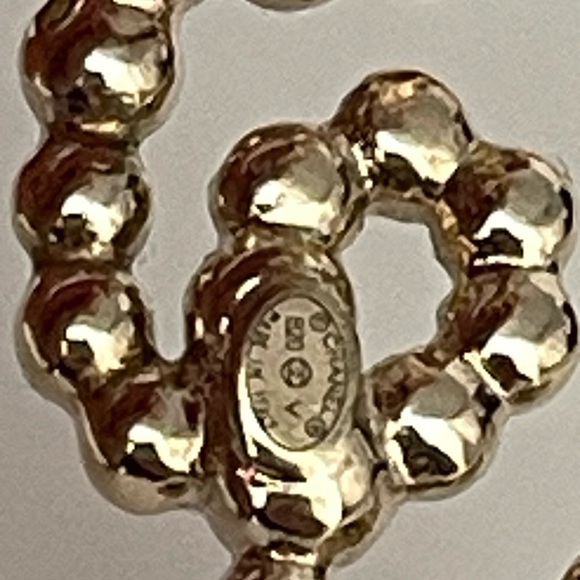 Chanel Script Hair Clip
Crystals and Pearls like New - Picture 7 of 13